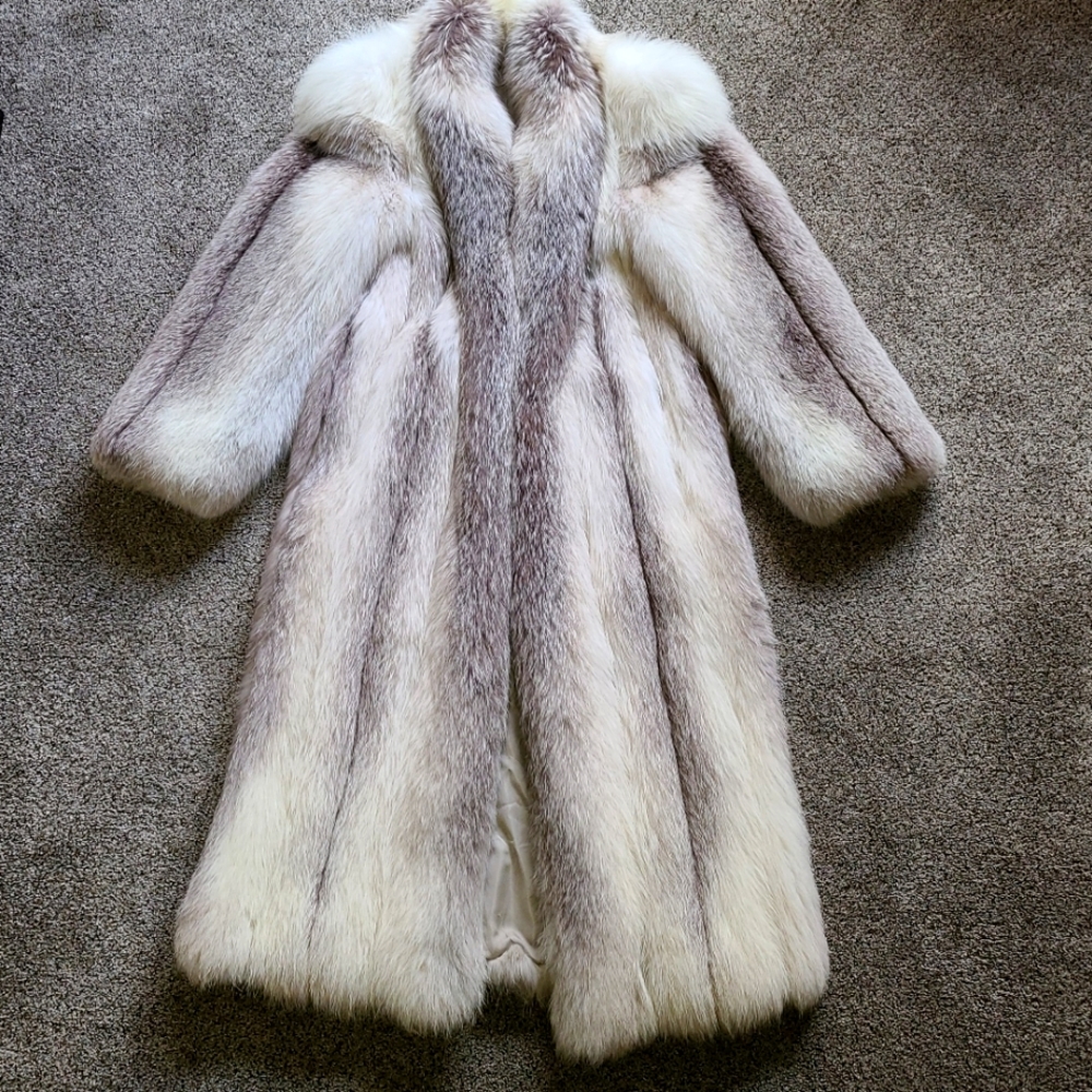 Vintage Luxurious Bill Blass fox fur coat.